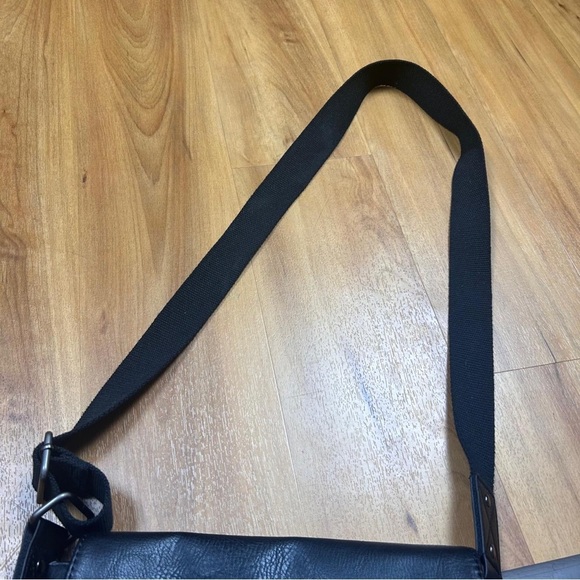 Kenneth Cole Reaction Black Messenger Bag with Adjustable Strap - Picture 11 of 16